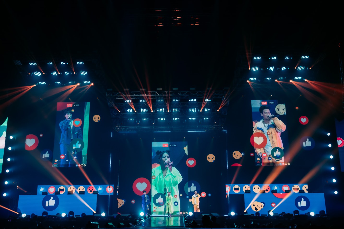 D2B และสาวเฟรม โชว์ร้องเพลงบนเวลาที คอนเสิร์ต D2B