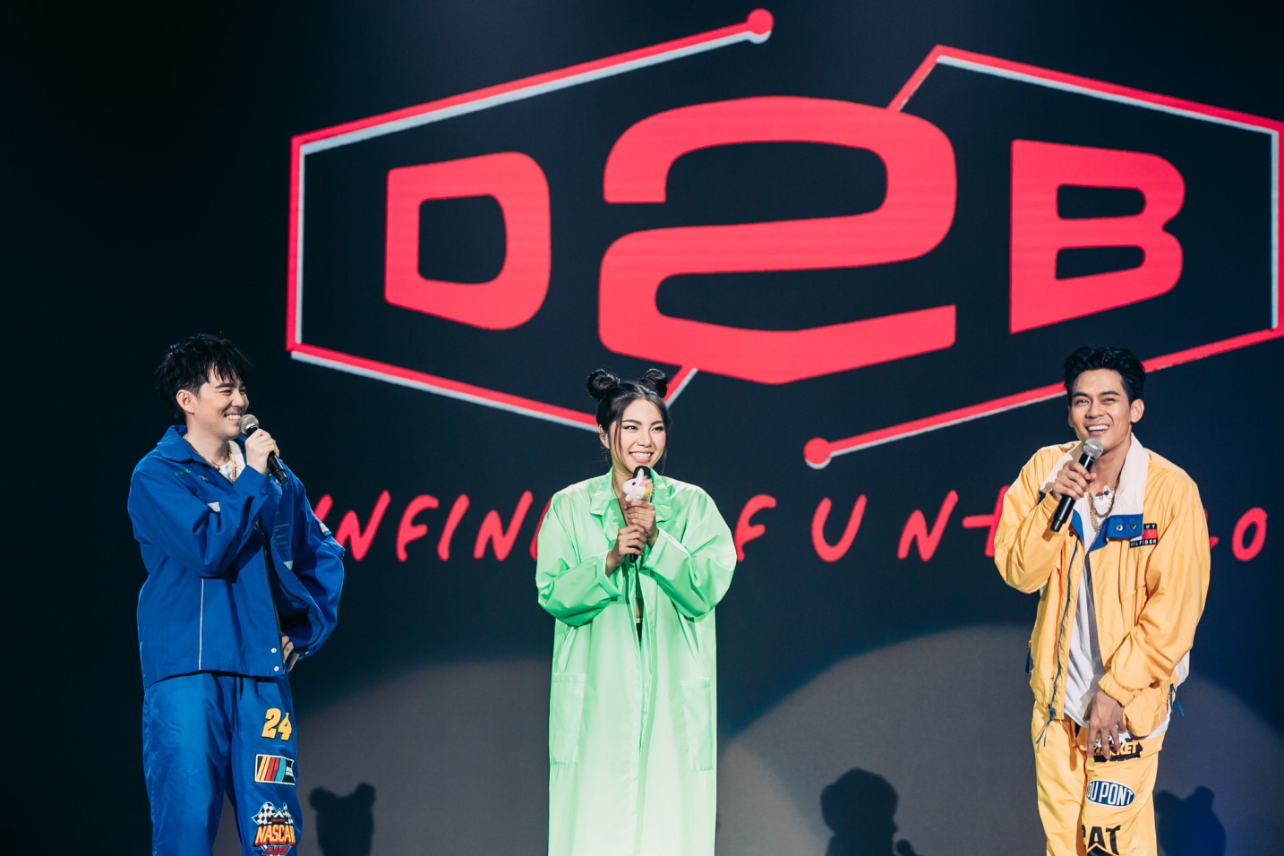 D2B และสาวเฟรม คุยกันบนเวทีคอนเสิร์ต D2B