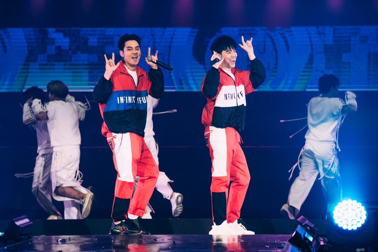 D2B โชว์เต้นสุดมัน บนเวที คอนเสิร์ต D2B